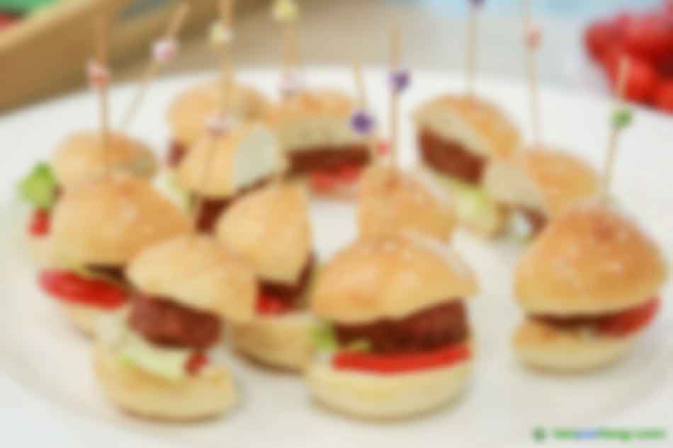 2019年10月16日，金字火腿股份有限公司在上海發(fā)布“人造肉”植物肉餅。 視覺中國 圖