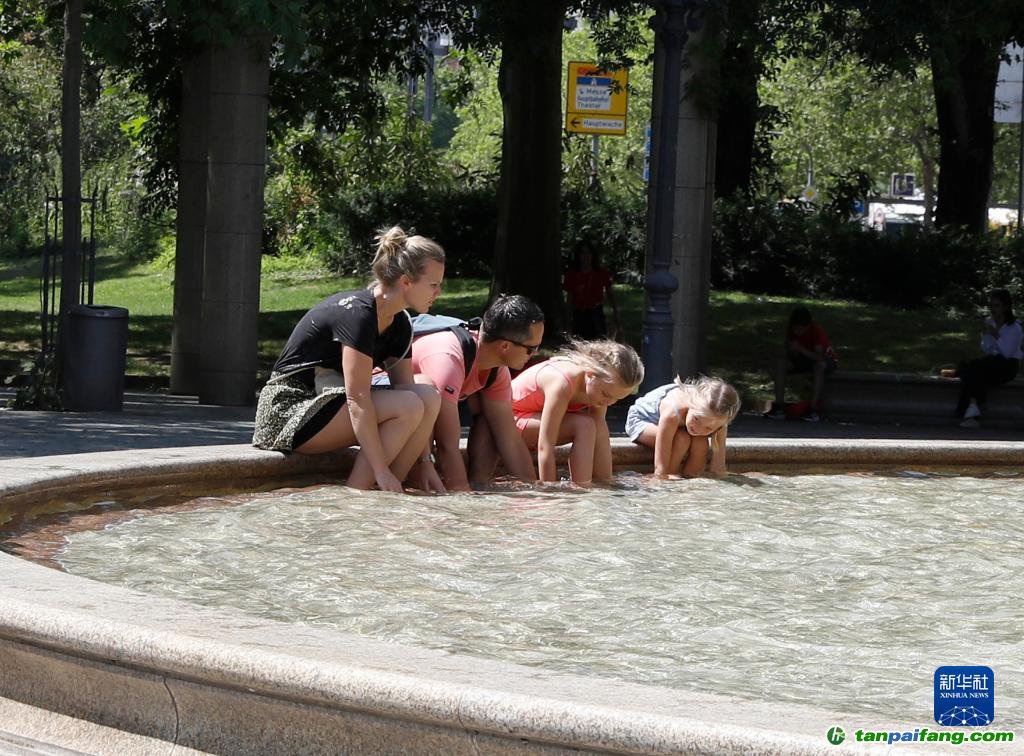 7月8日，人們在德國法蘭克福的一處噴泉玩水。近日，德國法蘭克福逐漸迎來暑熱天氣。新華社記者 張帆 攝